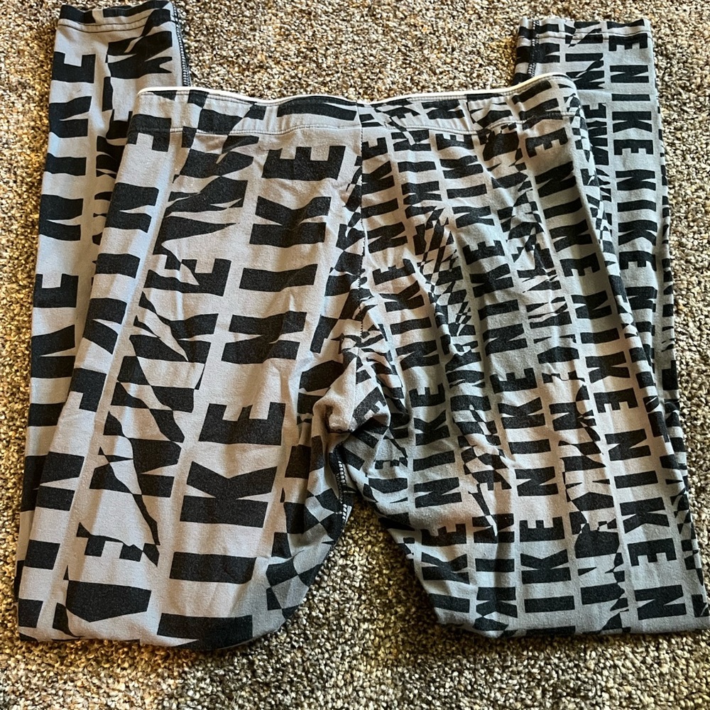 Lightly worn Nike leggings, size M - Picture 4 of 4